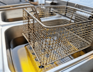 Deposição de óleo alimentar usado num oleão para transformação em biocombustível